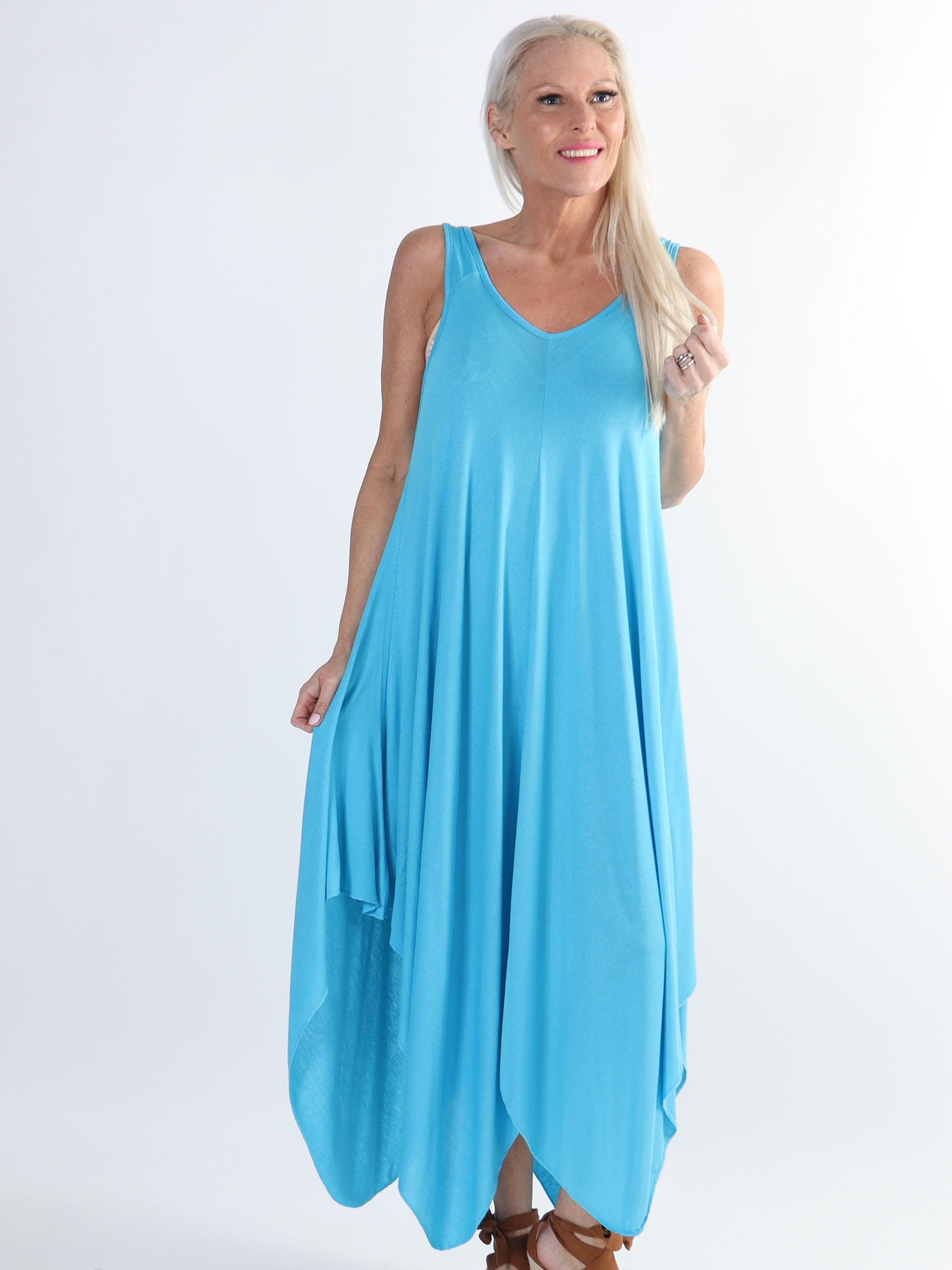 Veronica - Solid klänning i stora storlekar med breda axelband